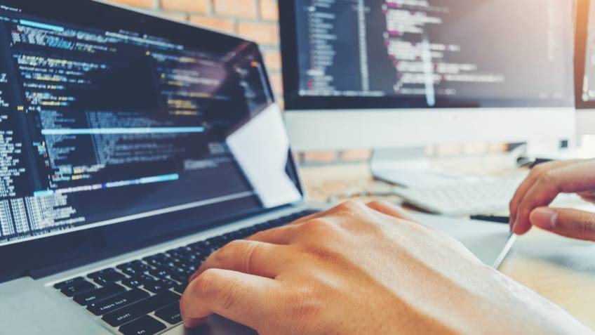 How to Decide Between Custom and Off-the-Shelf Software Development?